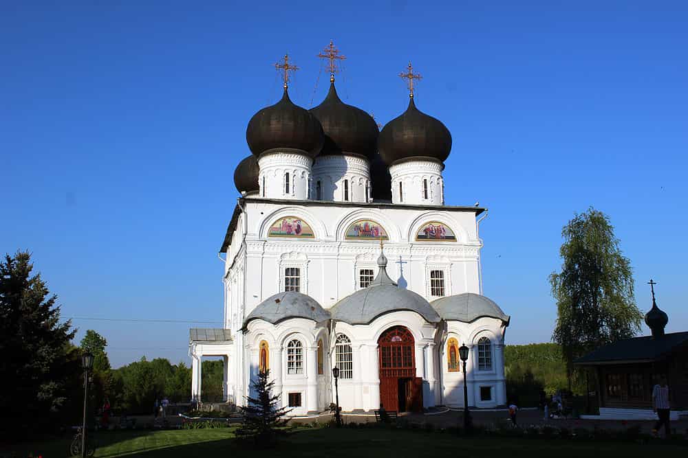 Праздничное богослужение в Успенском кафедральном соборе в канун праздника Вознесение Господне