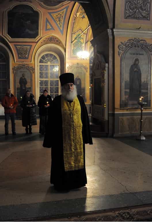 В субботу перед Рождеством митрополит Вятский и Слободской Марк совершил всенощное бдение в Троицком храме села Кстинино