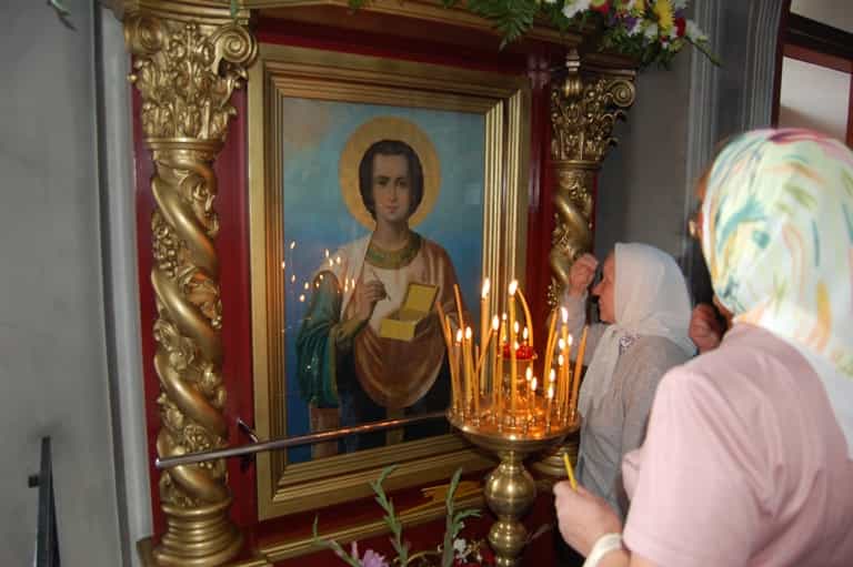 Престольный праздник в храме Великомученика и Целителя Пантелеимона