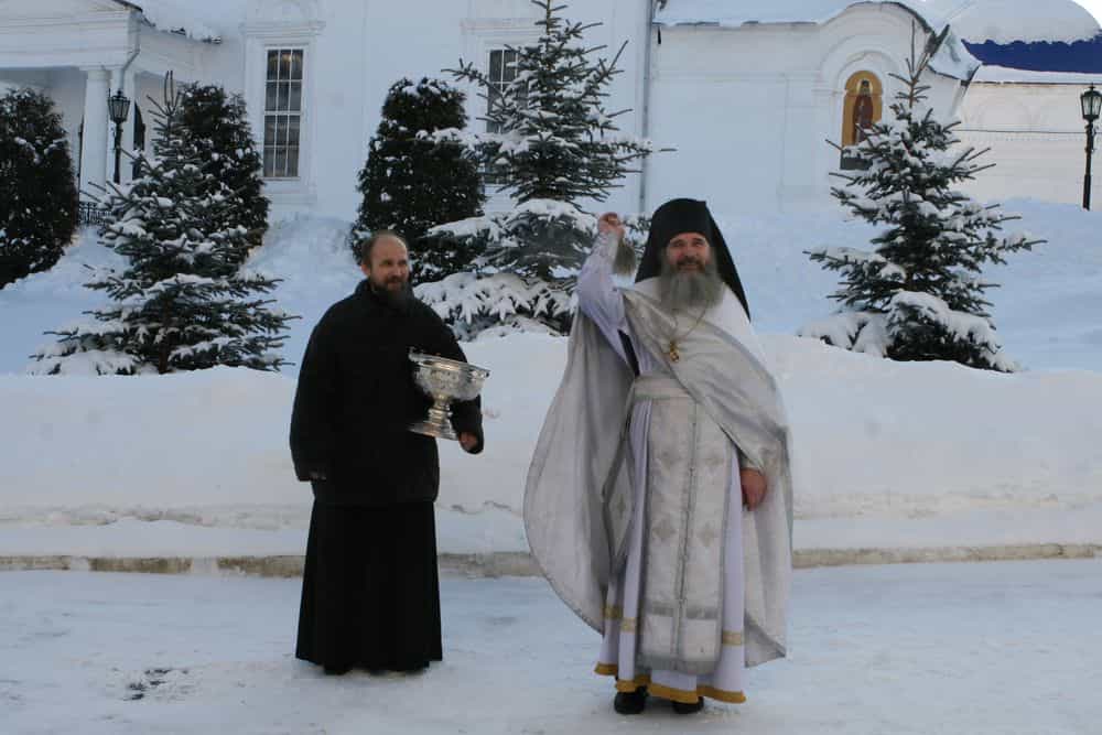 В Крещенский Сочельник верующие подходят к источнику и купели