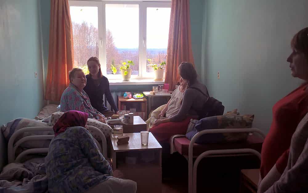 Активисты Фонда св. Александра Невского посетили проживающих Кировского дома-интерната для престарелых и инвалидов