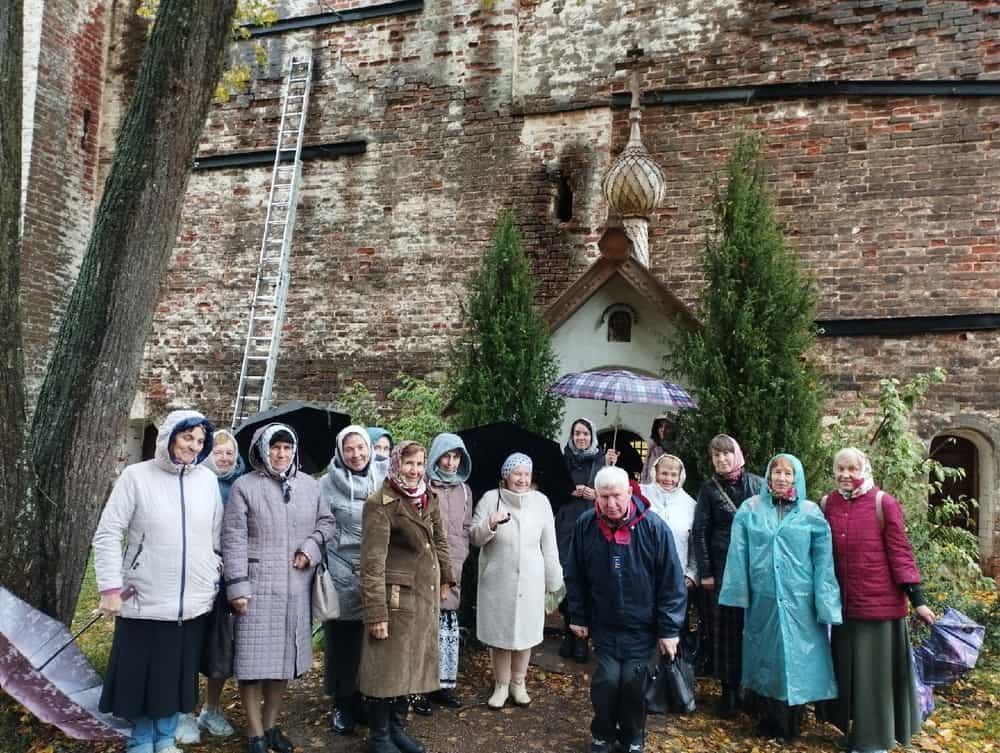 Паломники из Кирова поклонились святыням древних русских обителей