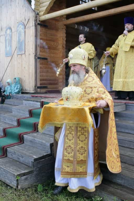 На берегу Великой состоялись праздничные Богослужения, посвященные обретению иконы святителя Николая