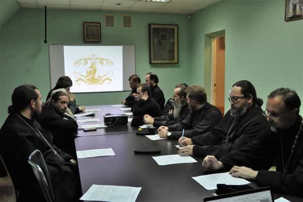 В Епархиальном отделе по делам молодежи обсудили актуальные вопросы приходского молодежного служения