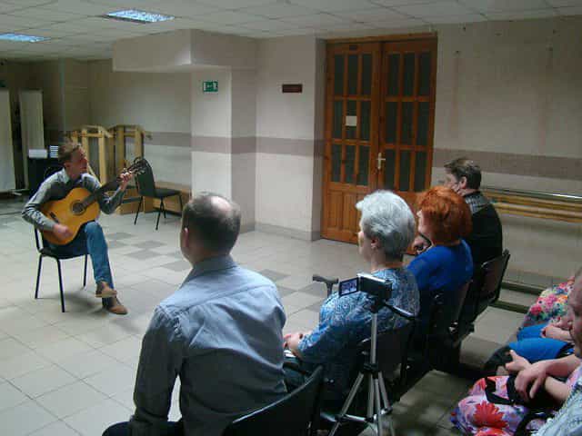 Православная молодежь Покровского храма организовала в Центре реабилитации пасхальный концерт