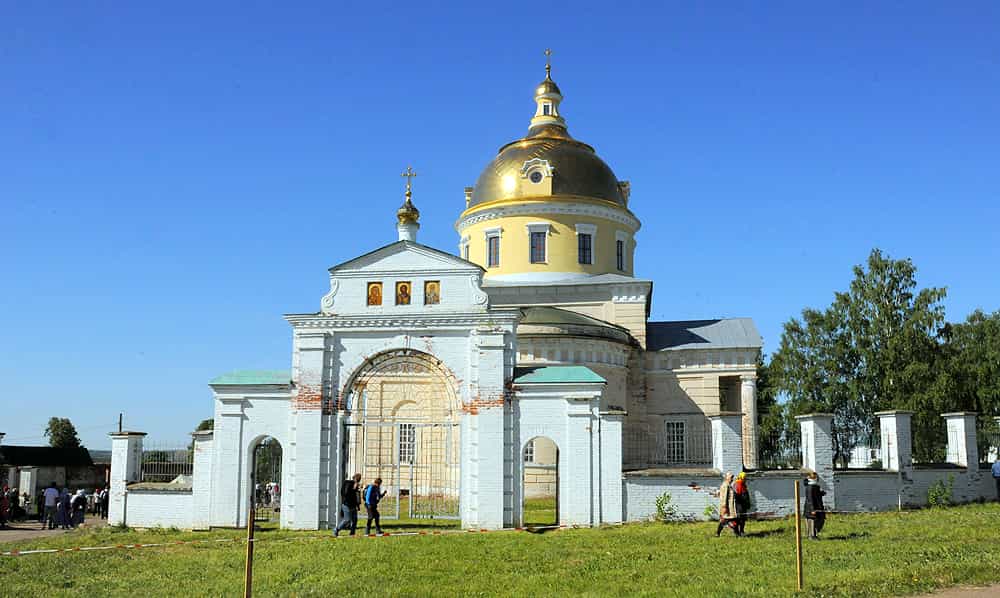 Божественная литургия на месте обретения чудотворного Великорецкого образа святителя Николая