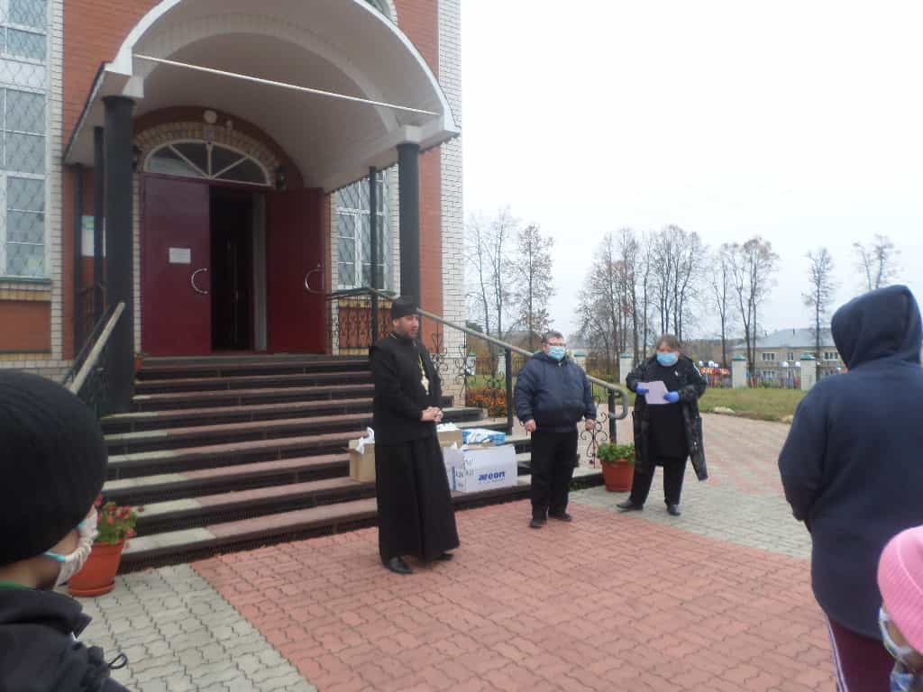 Приход Сретенского храма в поселке Арбаж провел ежегодную благотворительную акцию «Собери ребенка в школу»