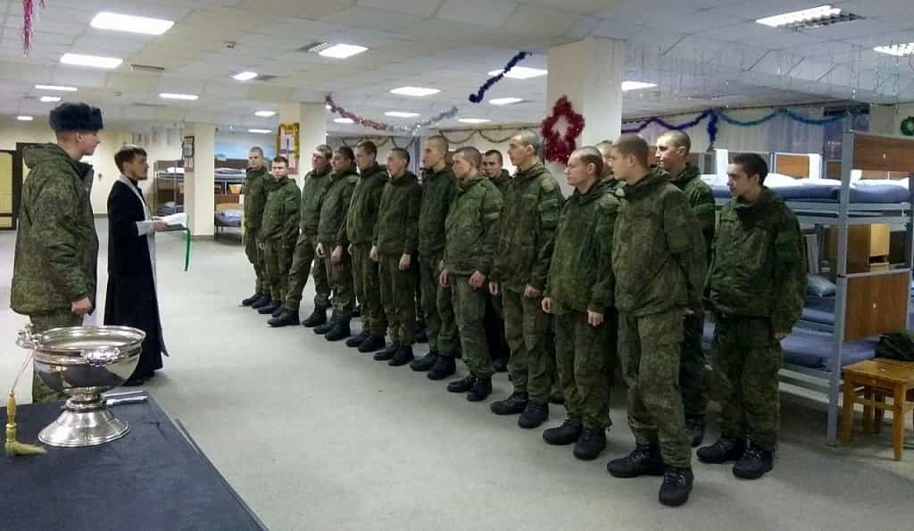 Настоятель храма св. Георгия Победоносца в пгт Мирный поздравил военнослужащих с Новым годом