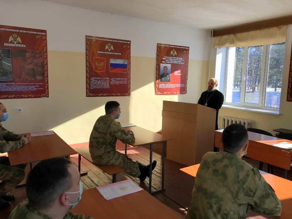 Военнослужащих Росгвардии поздравил представитель Вятской Епархиии