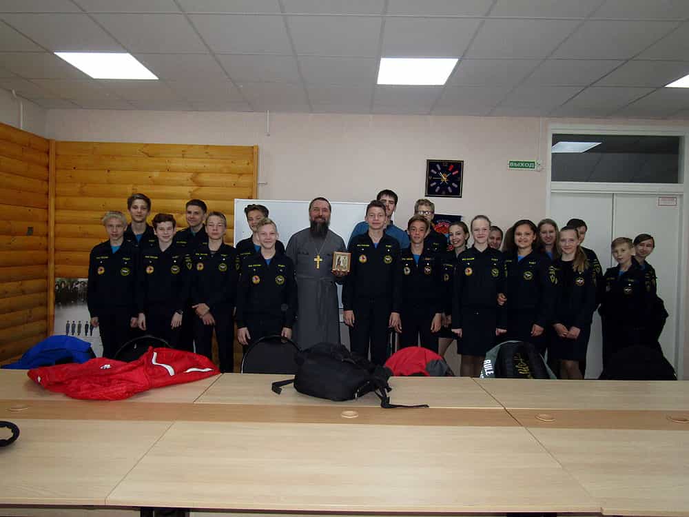 Состоялась встреча председателя Межъепархиальной коллегии Вятской митрополии по взаимодействию с казачеством иерея Николай Бевза с кадетским классом Казачьего войска и МЧС России