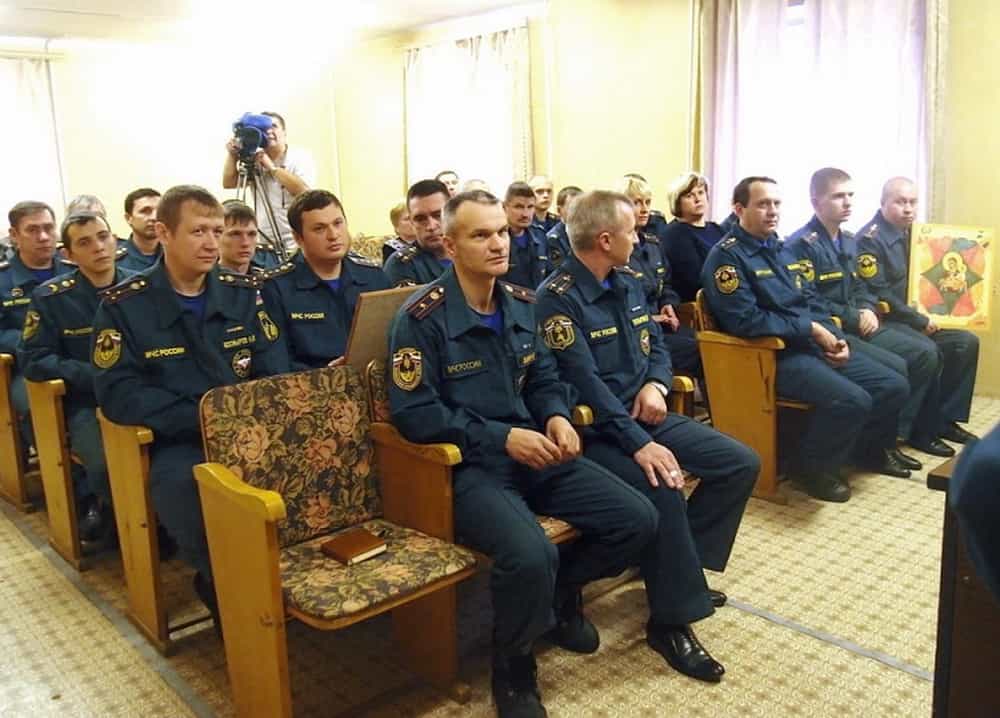 Митрополит Вятский и Слободской Марк подарил иконы вятскополянским и малмыжским огнеборцам