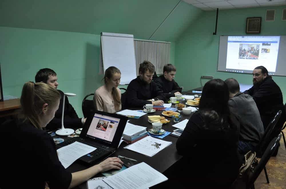 В Епархиальном отделе по делам молодежи состоялся семинар по теме продвижения информации о молодежном служении в Вятской епархии через социальные сети