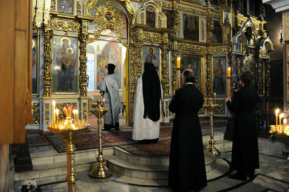 Митрополит Марк возглавил вечерню с чином прощения в Успенском кафедральном соборе города Кирова