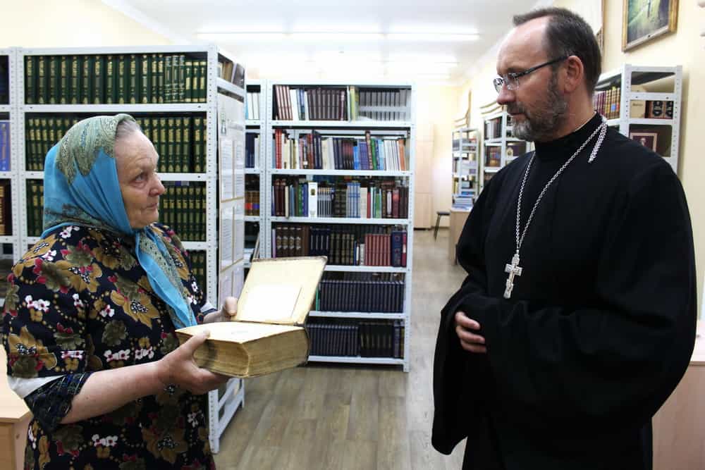 В библиотеку Духовного училища спустя века вернулась Библия, принадлежавшая прежде Вятской Духовной семинарии