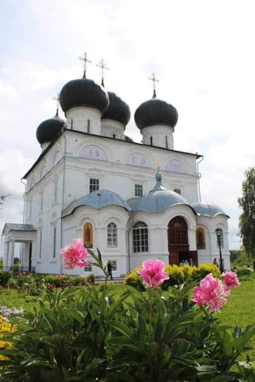 В День святых первоверховных апостолов Петра и Павла митрополит Марк возглавил Божественную литургию в Успенском кафедральном соборе города Кирова