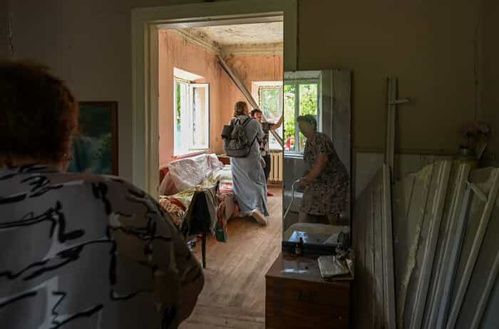 Первая бригада женщин-ремонтников начала работу в Мариуполе