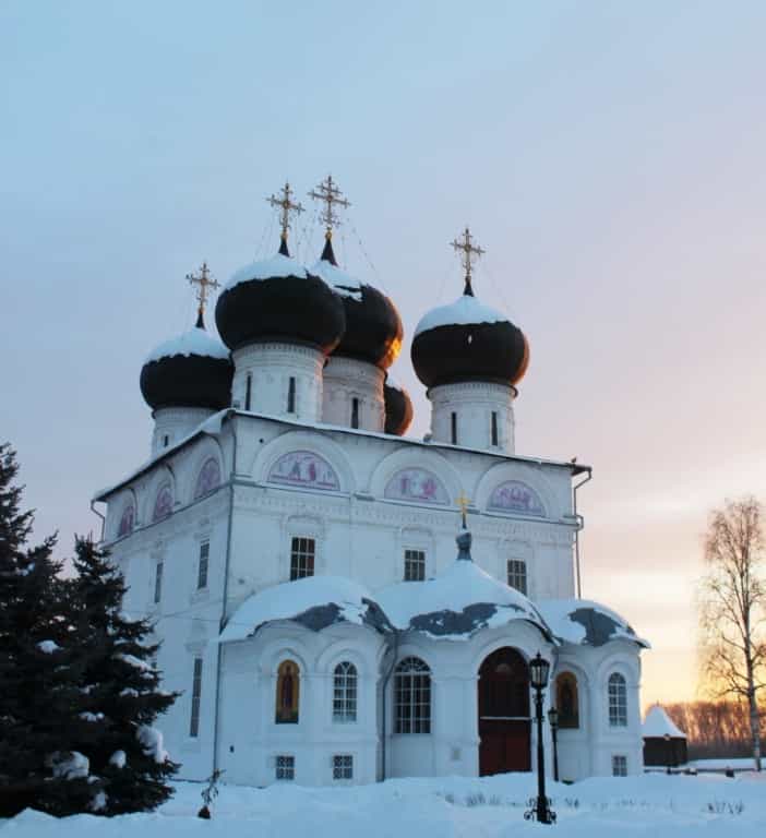 В Свято-Успенском кафедральном соборе Божественная литургия по субботам совершается Знаменным распевом