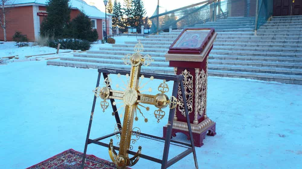 Освящение надпапертного креста