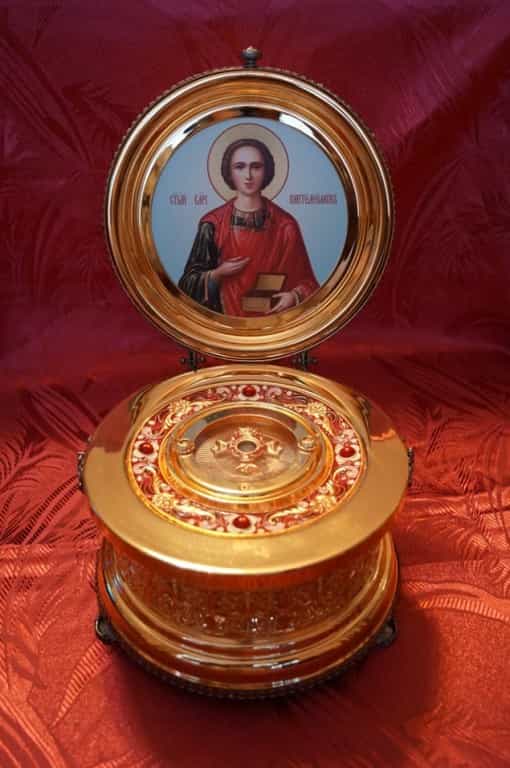 В Успенский кафедральный собор прибывает ковчег с мощами великомученика и целителя Пантелеимона