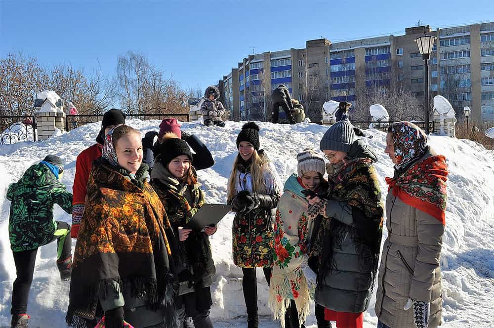 Молодежь храма Великомученика и целителя Пантелеимона провела масленичные гуляния для прихожан