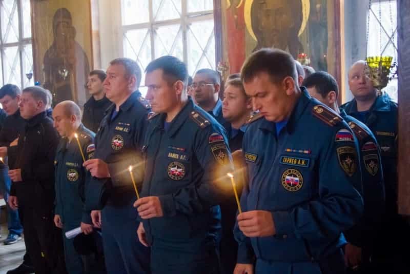 Кировские сотрудники МЧС приняли участие в благодарственном молебне в честь образа Божьей Матери «Неопалимая Купина»