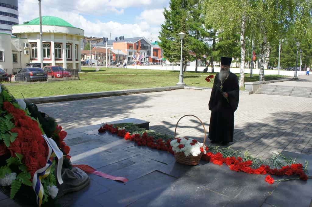 Руководитель епархиального воинского отдела иерей Александр Коссов в День пограничника возложил цветы к памятнику воинам-кировчанам