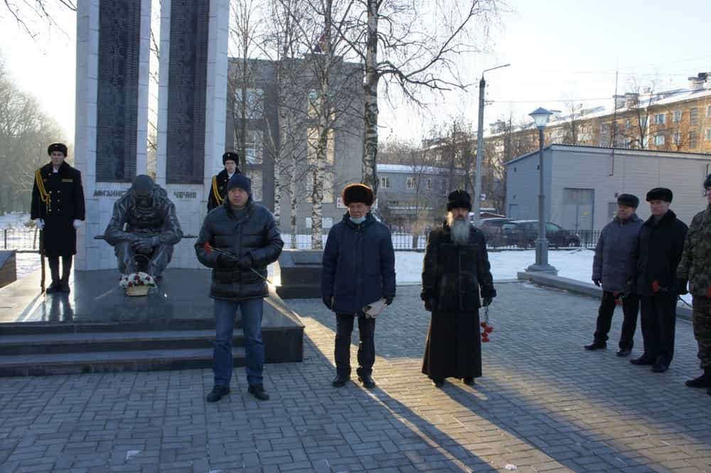 Возложение цветов к памятнику воинам-кировчанам
