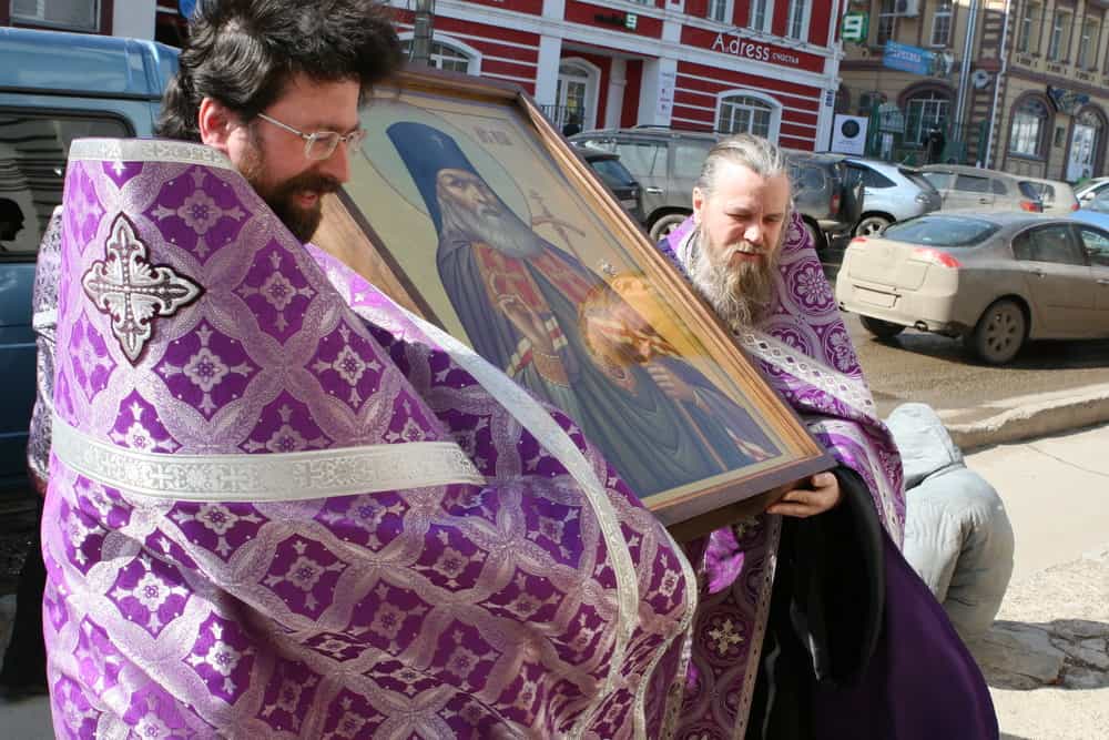 Икона с частицей мощей святителя Луки Крымского