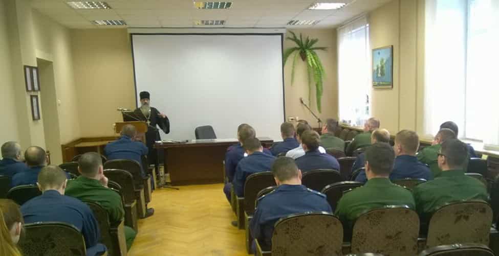 Руководитель воинского отдела Вятской Епархии провел беседу с военнослужащими об участии Церкви в истории и современном дне российской армии