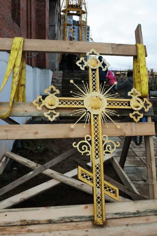 Митрополит Вятский и Слободской Марк освятил крест и купол на колокольню строящегося храма Рождества Пресвятой Богородицы в микрорайоне Чистые Пруды г. Кирова