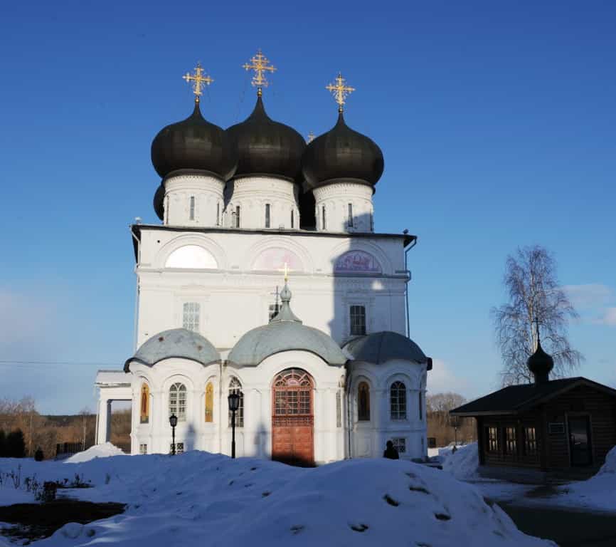 Накануне празднования Похвалы Пресвятой Богородицы митрополит Марк совершил вечернее богослужение в Успенском кафедральном соборе г. Кирова