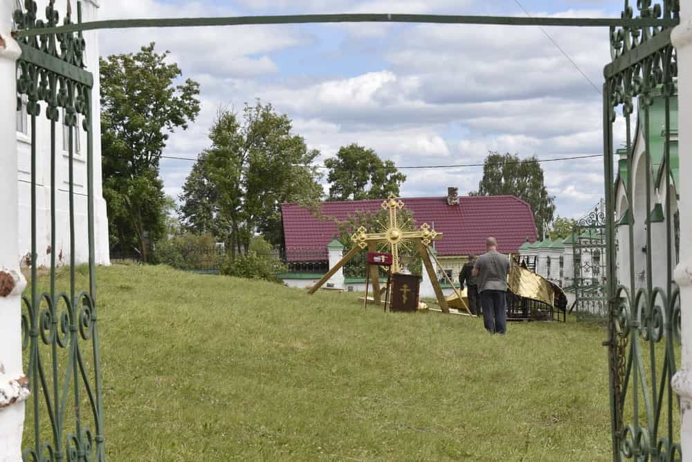 Троицкий храм села Быстрица увенчали золотые главка и крест