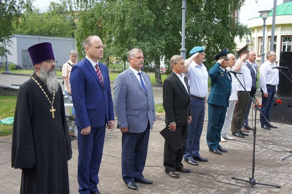 Руководитель Воинского отдела Вятской епархии иерей Александр Коссов поздравил десантников с Днем воздушно-десантных войск