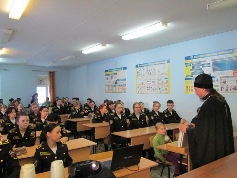 Волонтеры студии «БлагоДать» устроили праздник для курсантов Юридического колледжа