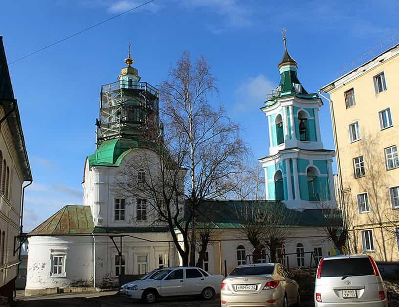 Великий четверг: торжественное богослужение в Царево-Константиновской Знаменской церкви города Кирова