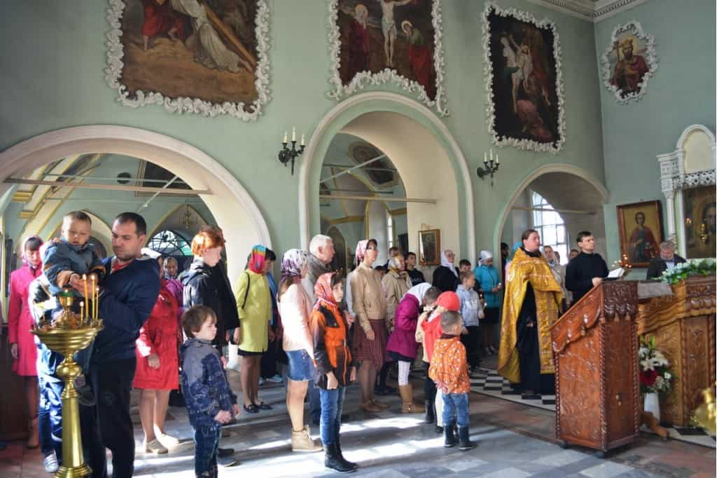 В Свято-Троицкой церкви для учеников и их родителей был отслужен молебен на начало учебного года