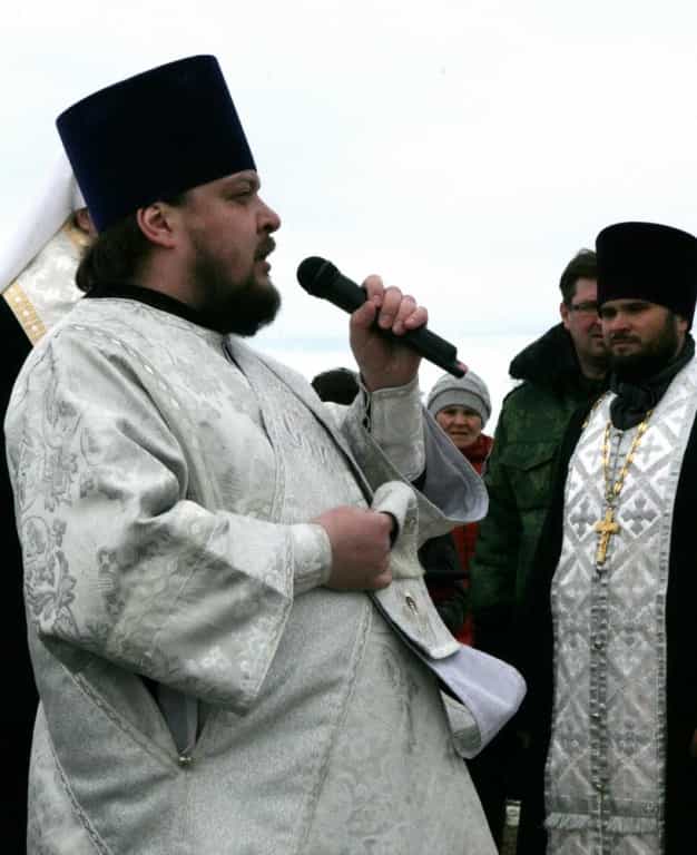 Митрополит Марк освятил поклонный крест на месте строительства нового храма