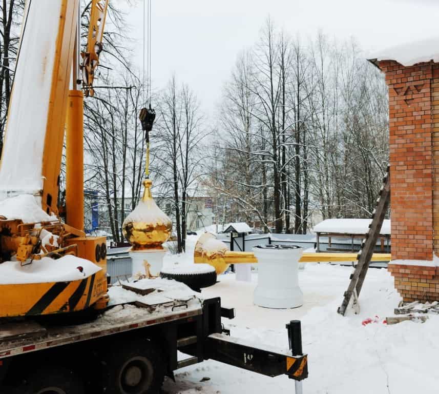 Митрополит Вятский и Слободской Марк освятил крест и купол на храм святого великомученика Георгия Победоносца в поселке Юрья