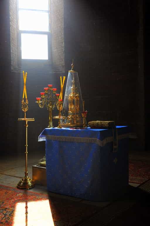 В праздник Рождества Пресвятой Богородицы митрополит Марк совершил первую Божественную литургию в главном приделе строящегося храма в микрорайоне Чистые Пруды г. Кирова
