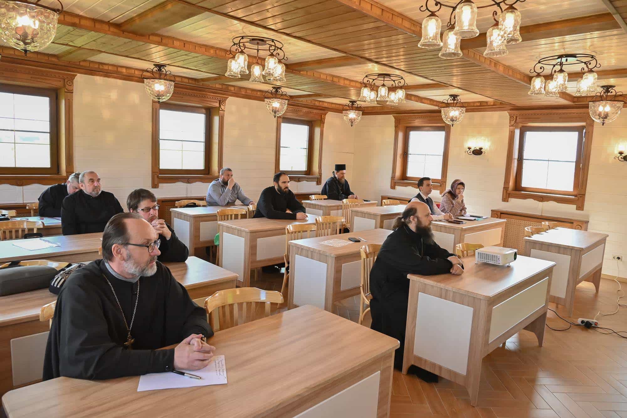 С выпускниками Вятского Духовного училища встретился митрополит Вятский и Слободской Марк