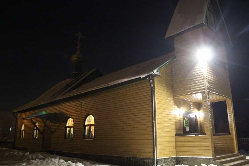 Митрополит Марк возглавил всенощное бдение в Никольском храме поселка Домостроитель