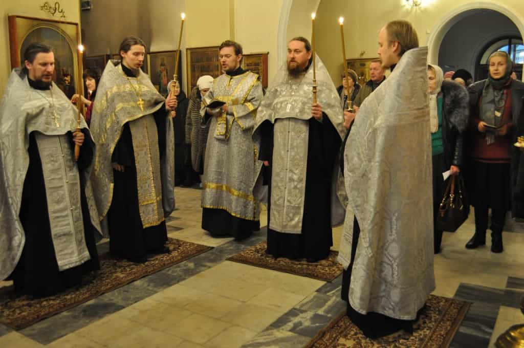 Совершаются молебны с чтением акафистов вмч. и целителю Пантелеимону и вмц. Варваре