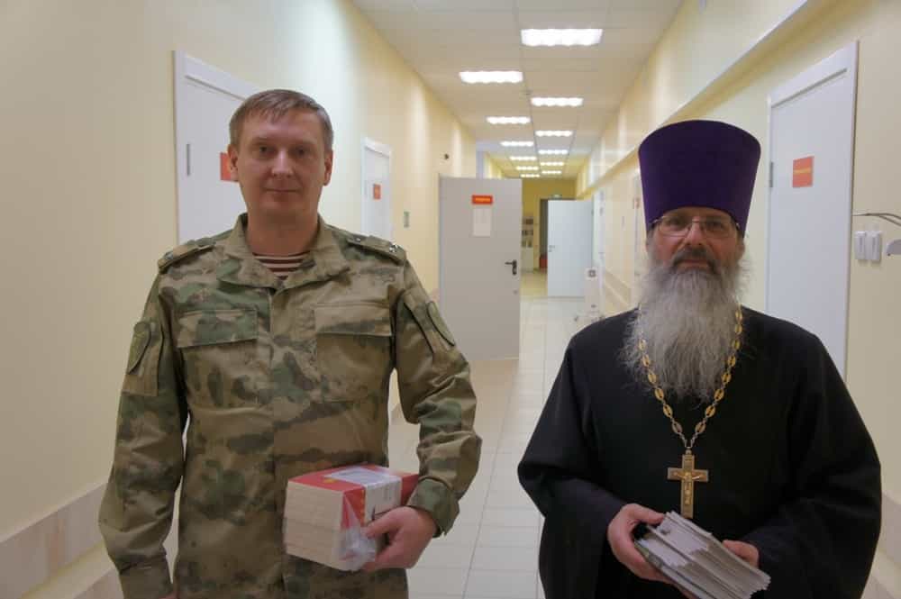 Руководитель епархиального воинского отдела иерей Александр Коссов посетил военнослужащих в госпитале Росгвардии