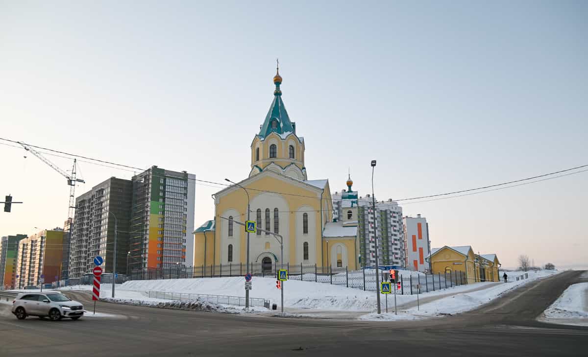 В храме Рождества Пресвятой Богородицы города Кирова совершилась Божественная литургия
