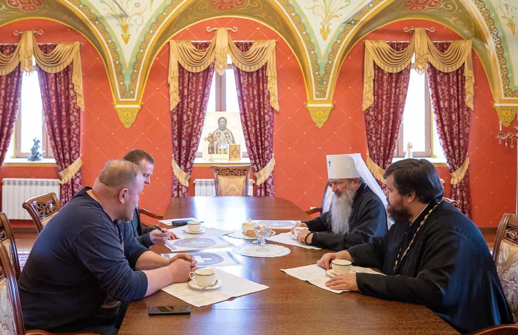 31 марта 2023 года митрополит Вятский и Слободской Марк встретился с исполняющим обязанности генерального директора АО «Вятские автомобильные дороги» Денисом Николаевичем Ситниковым