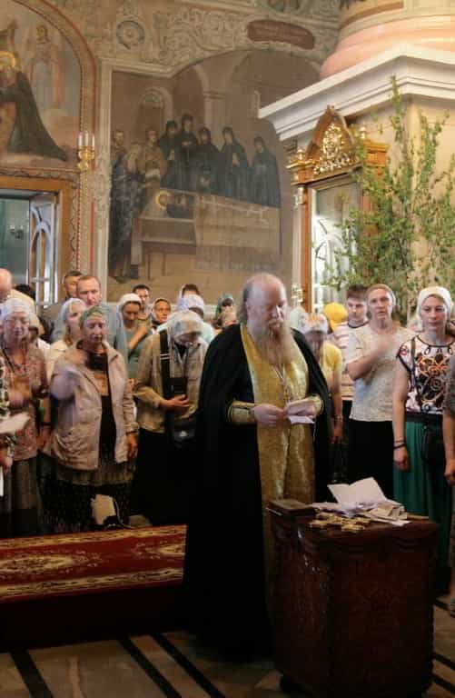 В Успенском кафедральном соборе был совершен молебен для врачей и спасателей – участников Великорецкого крестного хода