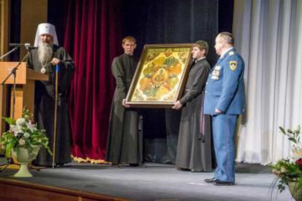 Вятская Епархия вручила сотрудникам МЧС икону «Неопалимая купина»