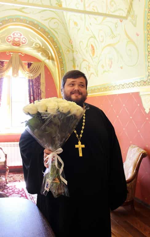 Заведующую складом Вятской Епархии Ирину Витальевну Стародубцеву коллектив поздравил с юбилеем