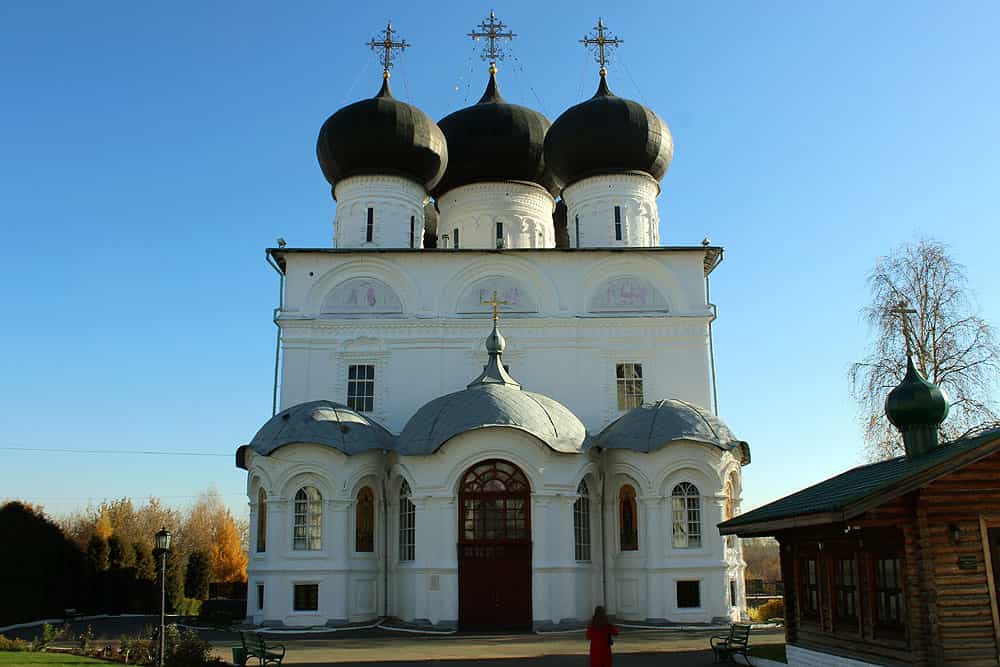 Заупокойное богослужение в Свято-Успенском кафедральном соборе города Кирова накануне Покровской родительской субботы