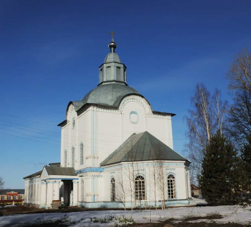 Божественная литургия в Спасском храме поселка Кумены в субботу Светлой седмицы